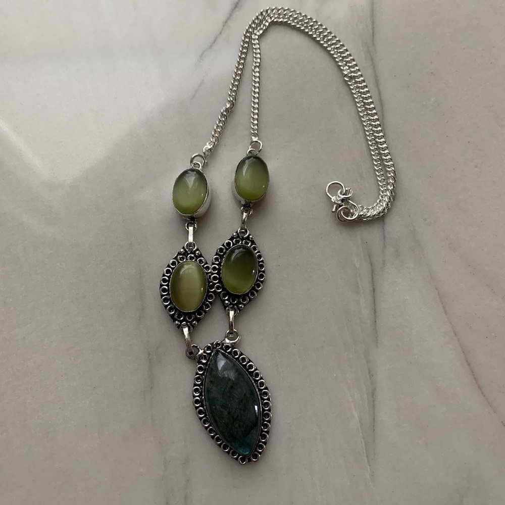 1675 Green and Silver Cascading Necklace with Ornate Design